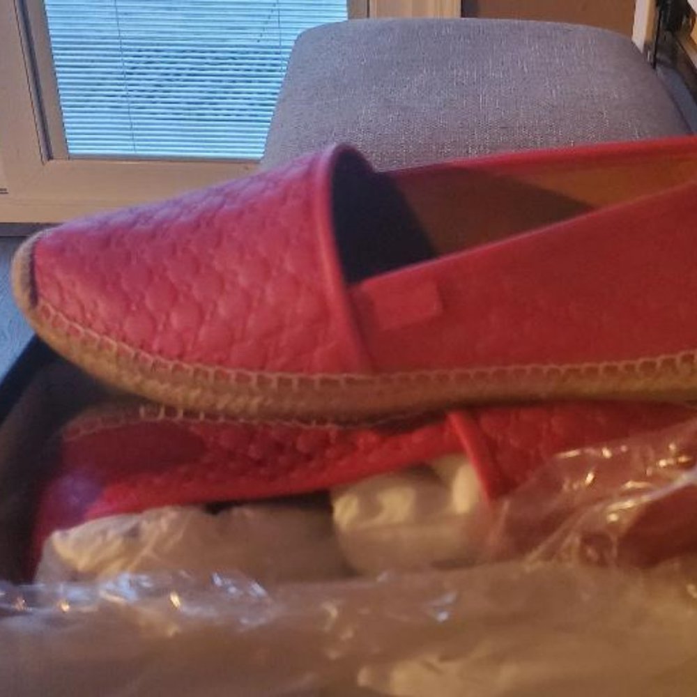 SIZE 8.5 HOT PINK GUCCI ESPADRILLES